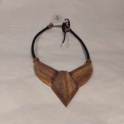 Colar Satere-Mawe Couro preto Pingente Madeira bege