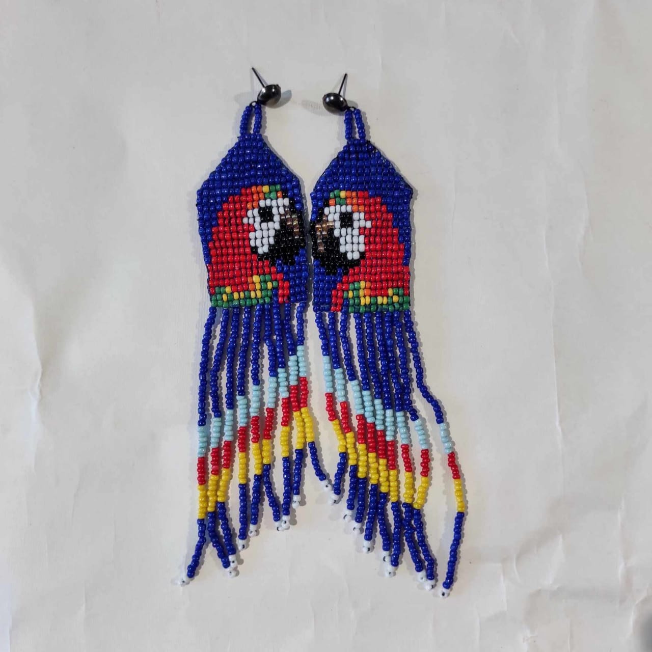 Brincos Apurinã Arara Vermelha contorno Azul Franjas coloridas