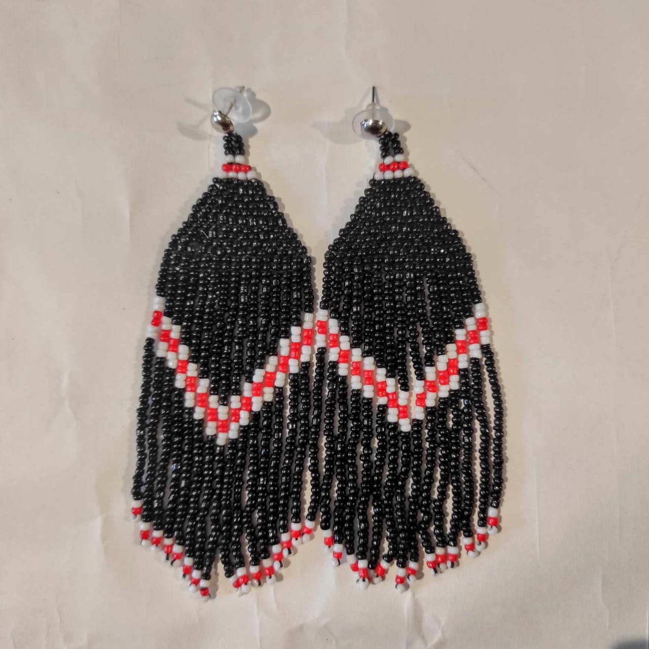 Brincos Apurinã Preto Vermelho e Branco Franjas P
